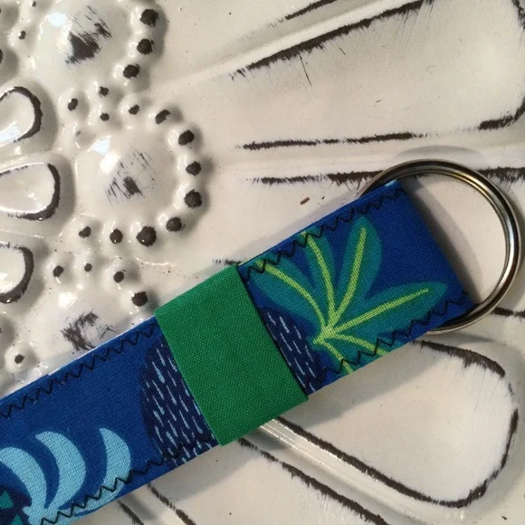 NWT ZIPPERED BAG PINEAPPLE & KEYCHAIN - Picture 6 of 7